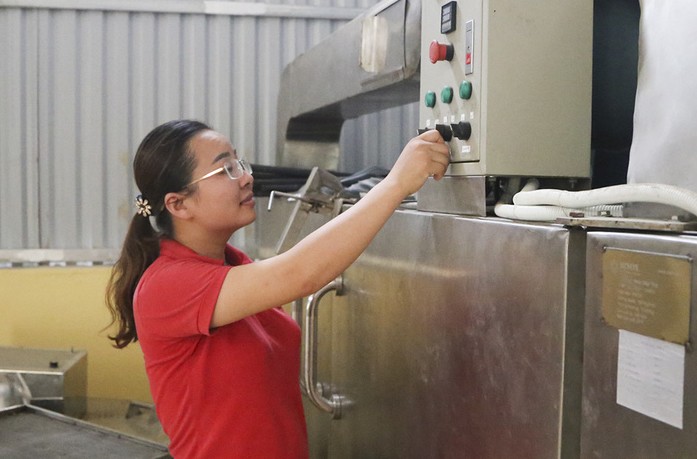 HTX Nhung Lũy đầu tư máy móc hiện đại để chế biến đặc sản địa phương.