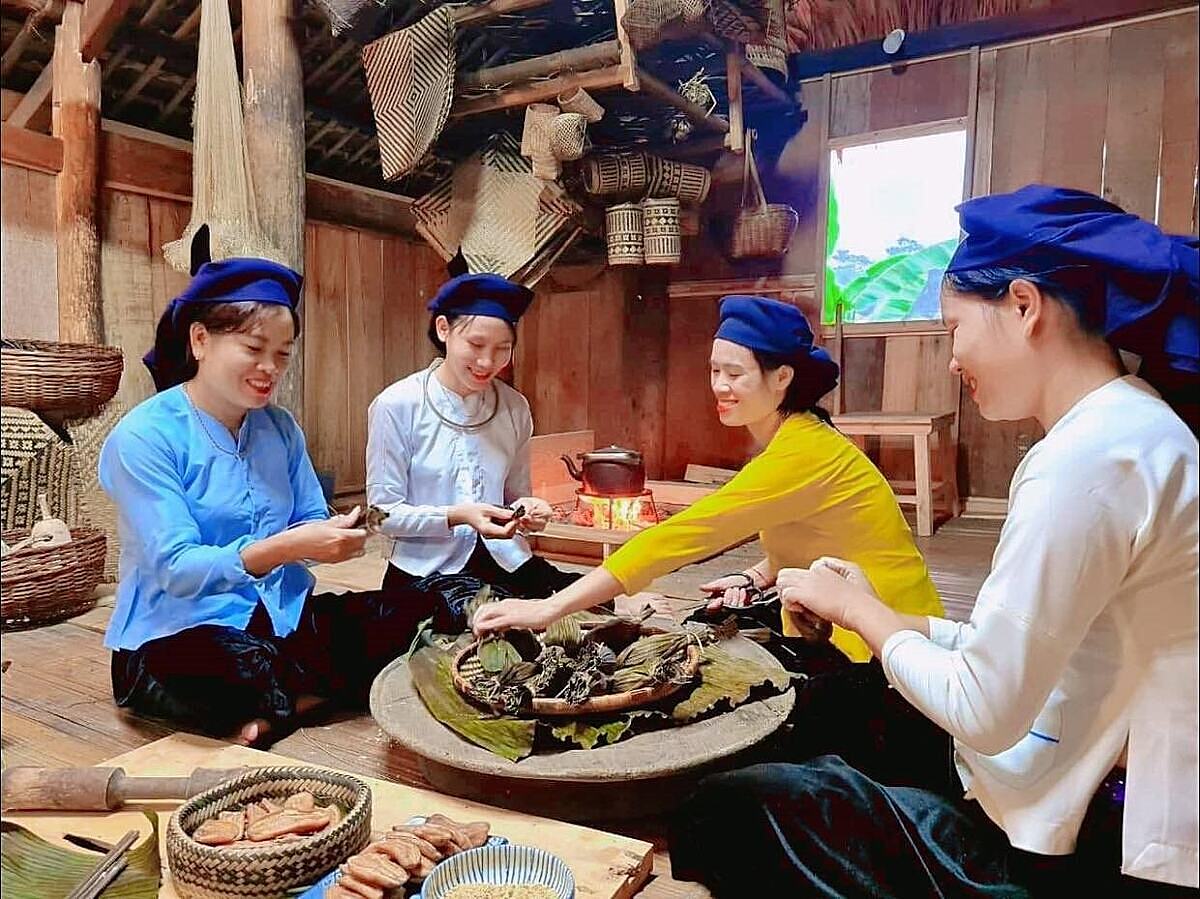 Nghề làm bánh trứng kiến giúp người dân có thêm nguồn thu nhập.