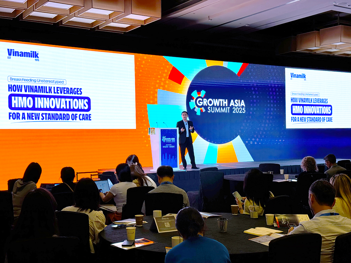 Đại diện Vinamilk, ông Nguyễn Quang Trí – Giám đốc điều hành Marketing – chia sẻ về đột phát 6 HMO trong sản phẩm sữa bột trẻ em Vinamilk Optimum tại diễn đàn lớn nhất châu Á về cơ hội phát triển trong ngành thực phẩm, đồ uống và dinh dưỡng &lpar;Ảnh: Hồng Nhân&rpar;.