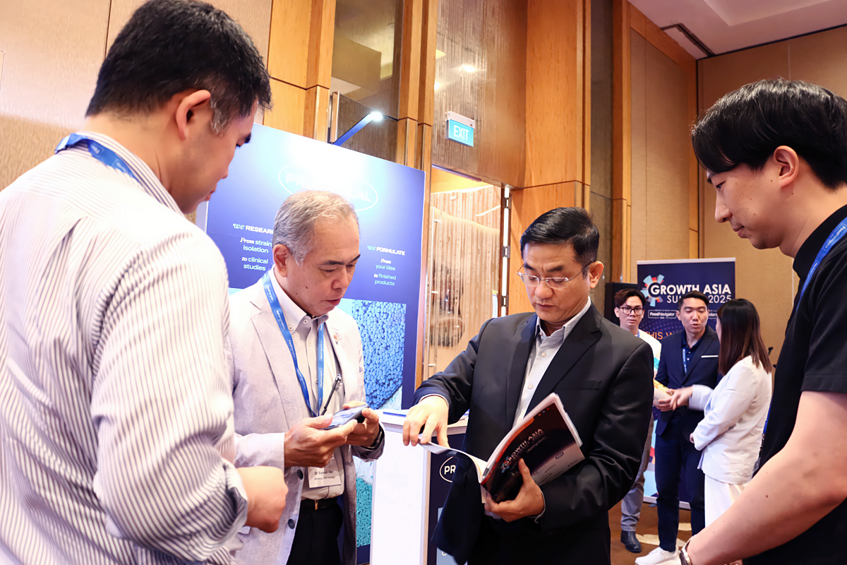 Ông Nguyễn Quang Trí - Giám đốc điều hành Marketing Vinamilk &lpar;ngoài cùng bên phải&rpar; chia sẻ về đột phá 6 HMO với các khách mời tại Diễn đàn Phát triển Châu Á 2025 &lpar;Ảnh: Hồng Nhân&rpar;.