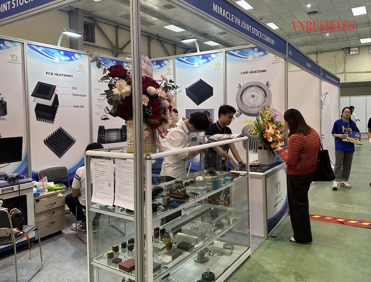 Gian hàng của một công ty Việt Nam chuyên sản xuất và cung ứng thiết bị, linh kiện phụ trợ cho bản mạch, linh kiện tản nhiệt tại triển lãm tháng 11/2024.