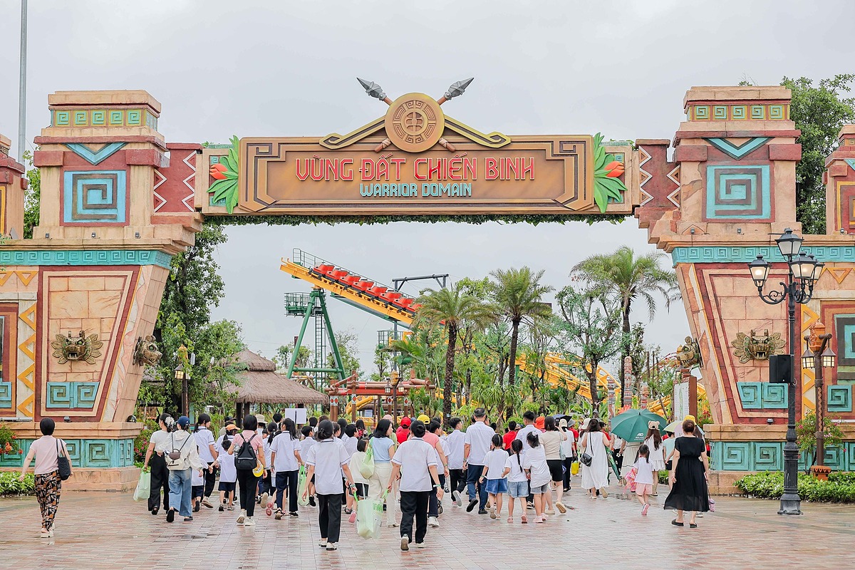 Hệ sinh thái tiện ích quy mô đồ sộ tại Vinhomes Royal Island thu hút lượng khách lớn quanh năm.