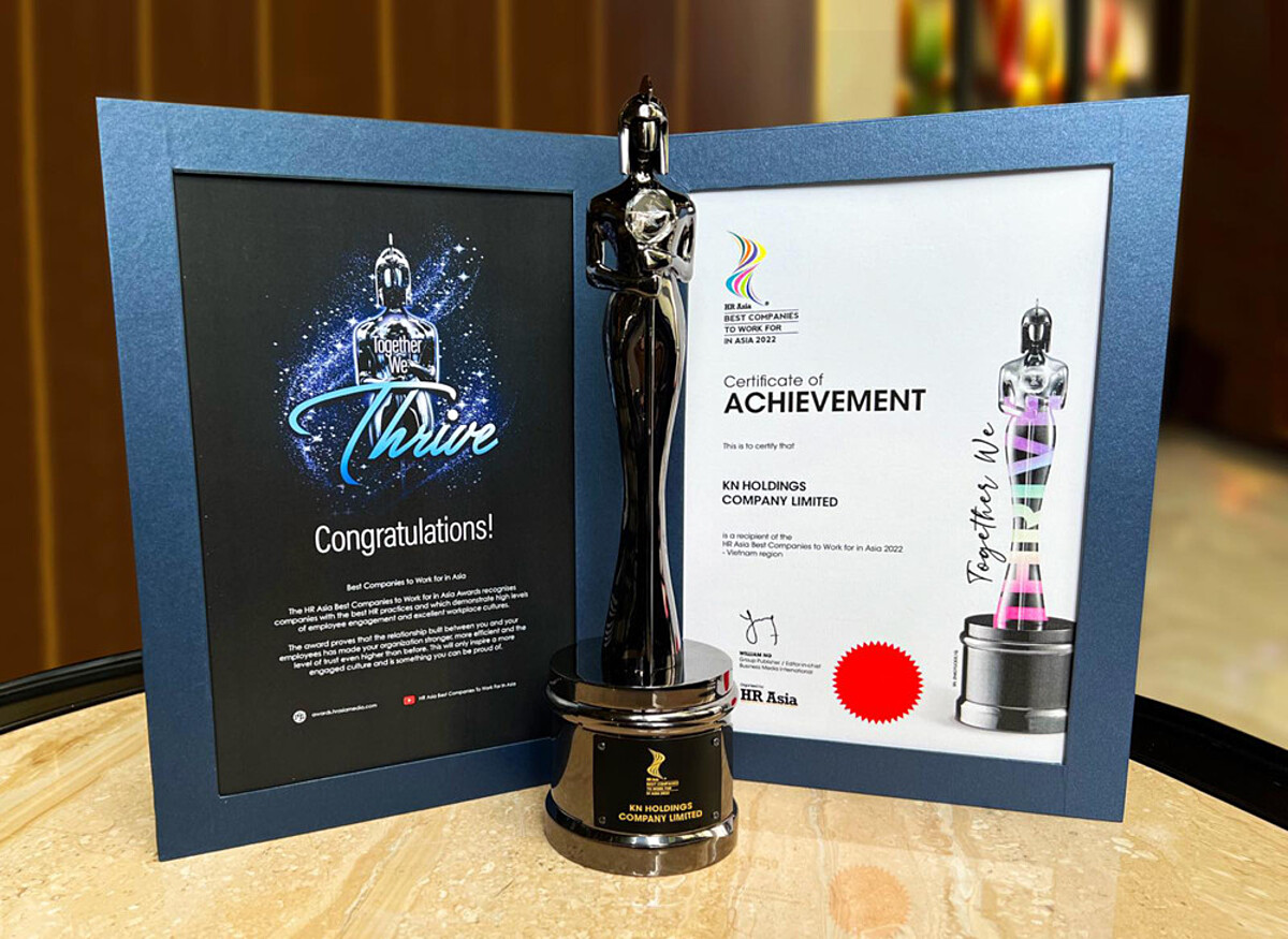 Chứng nhận và cúp Doanh nghiệp có môi trường làm việc tốt nhất tại Châu Á năm 2022 của KN Holdings.