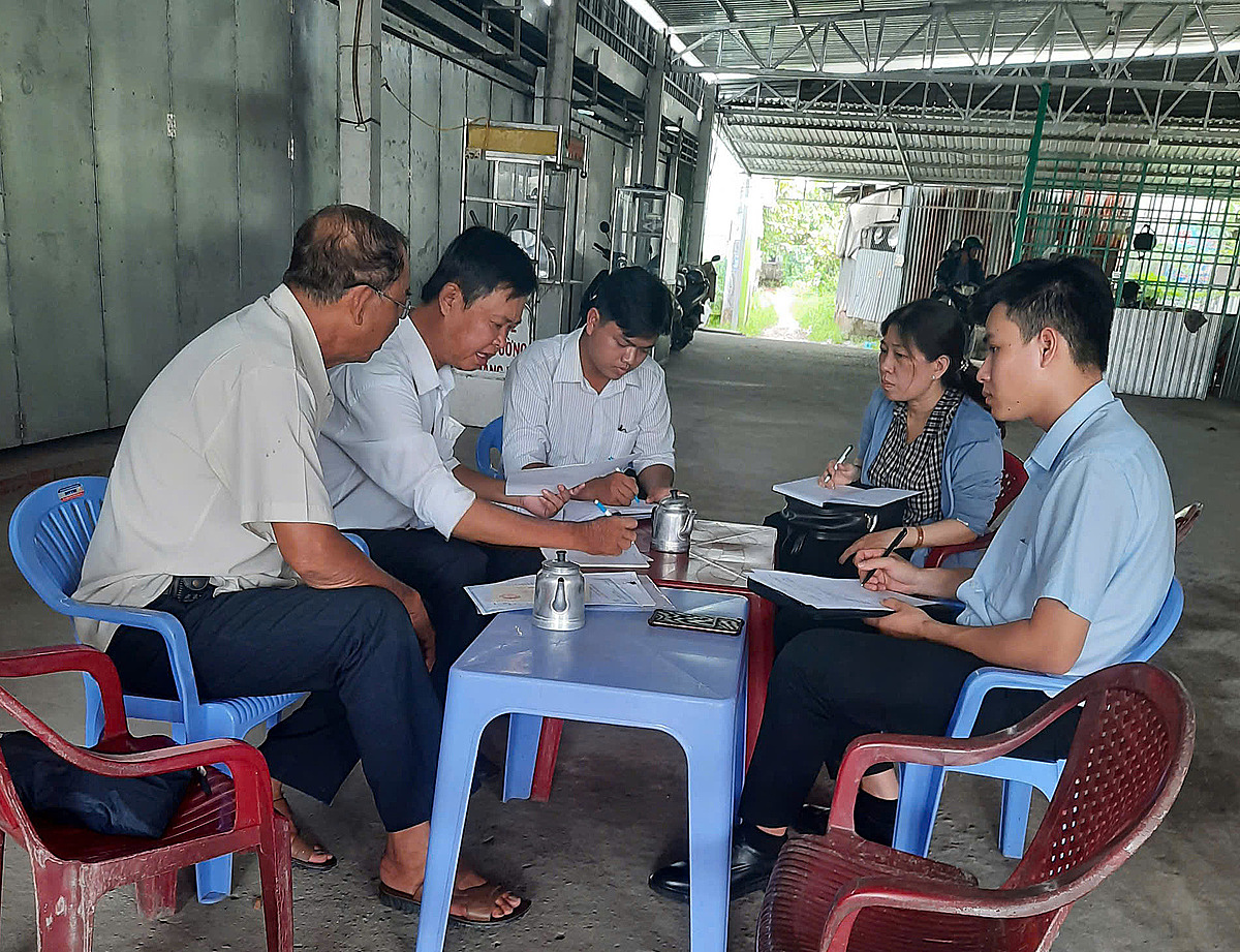 Liên minh HTX thành phố làm việc với HTX để nắm bắt khó khăn, tìm phương án giúp HTX liên kết với doanh nghiệp.