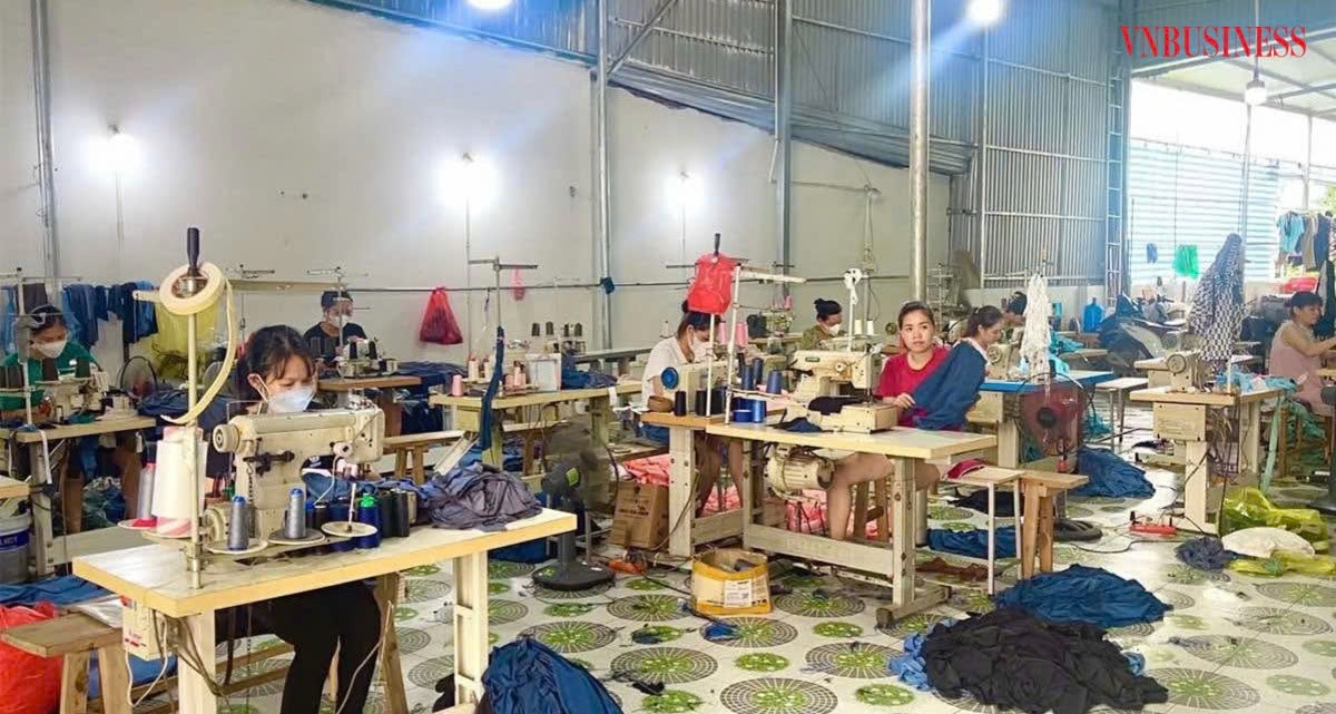 Ngoài thời gian canh tác, nhiều thành viên còn tham gia làm dệt may tại địa phương.