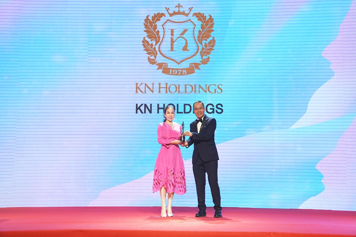 Bà Lê Nữ Thùy Dương - Phó Chủ tịch HĐQT KN Holdings nhận cúp “Nơi làm việc tốt nhất Châu Á năm 2022”.