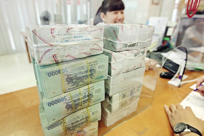 Dù lãi suất huy động ở mức thấp, nhưng không làm giảm “sức hút” của kênh tiền gửi.