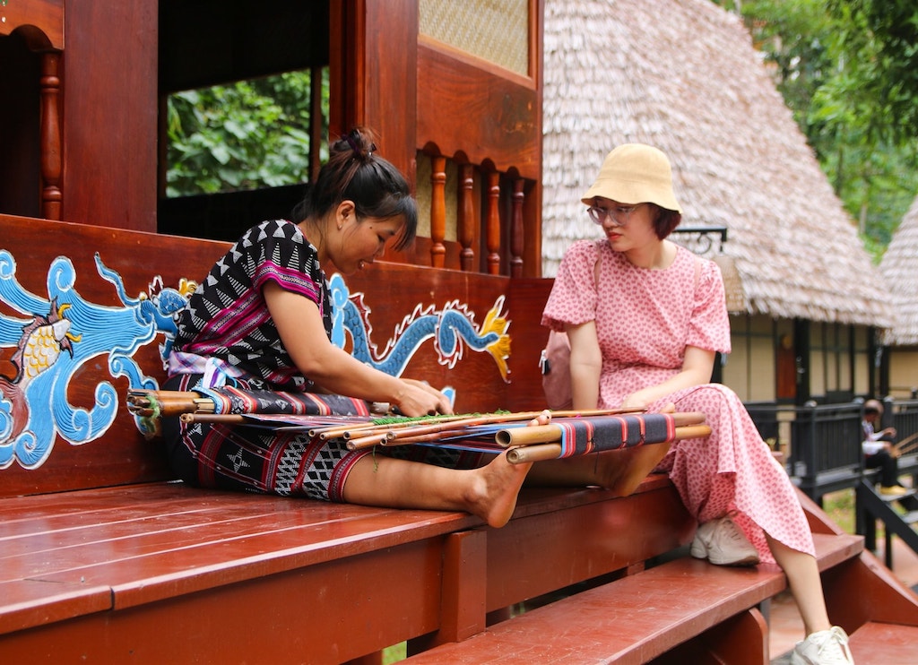 Nhờ kết hợp giữa nghề dệt thổ cẩm với mô hình du lịch cộng đồng đã giúp cải thiện thu nhập cho đồng bào dân tộc thiểu số ở vùng cao Đông Giang.