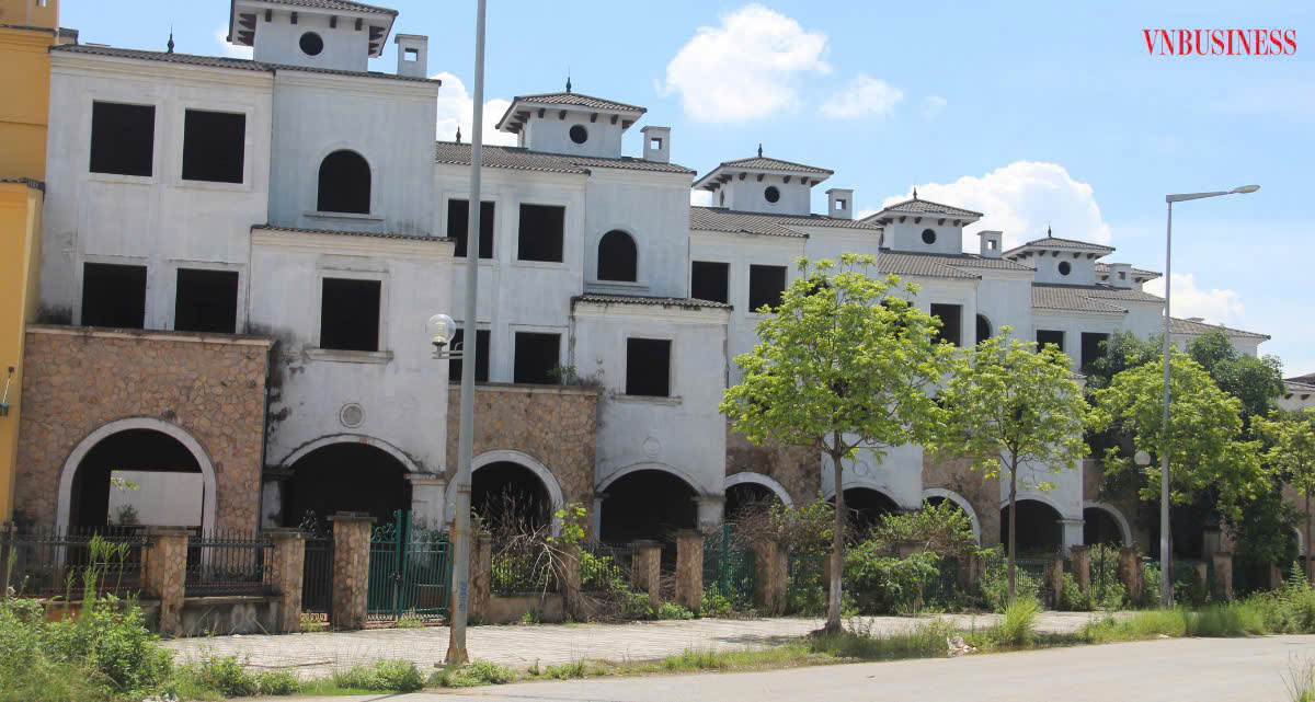 Loạt biệt thự đắt đỏ không bóng người.