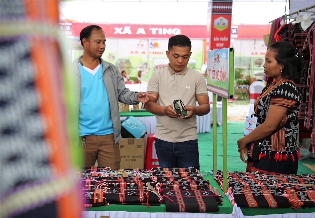 Sản phẩm của Tổ hợp tác dệt thổ cẩm thôn ĐhRôồng ngày càng được người tiêu dùng ưa chuộng.