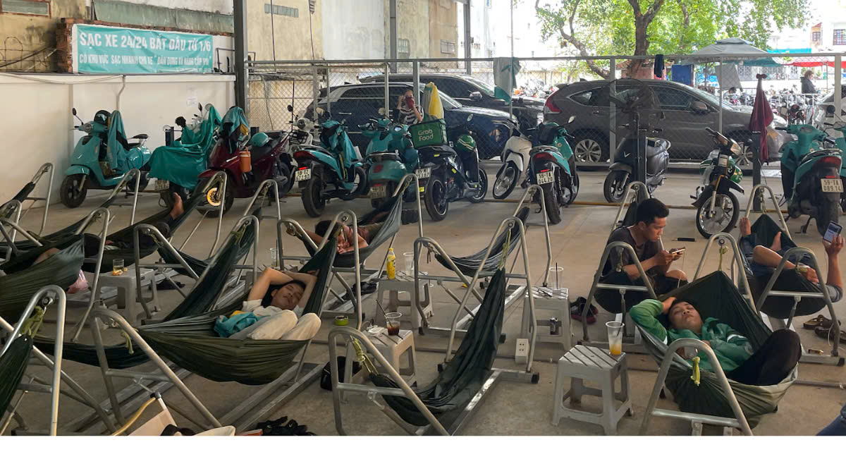 Quán cà phê tích hợp trạm sạc.