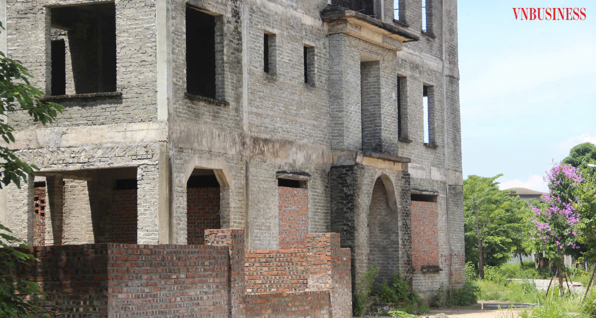 Nhiều căn mới chỉ hoàn thiện phần thô rồi bỏ không.