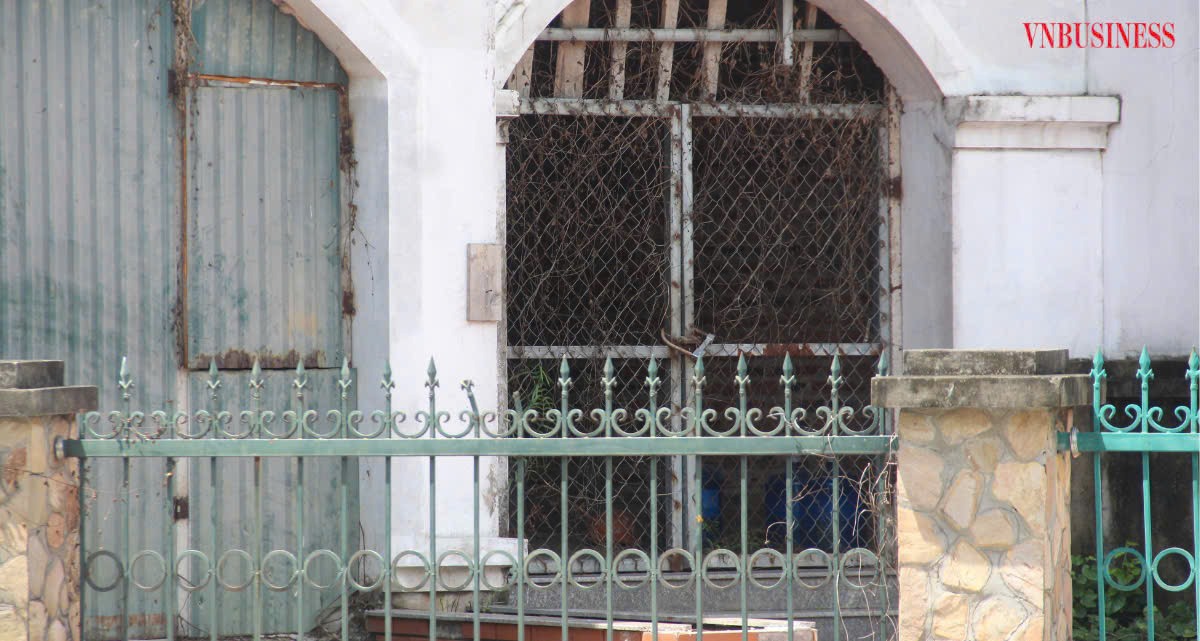 Nhiều căn biệt thự được dùng để bảo quản thiết bị xây dựng.