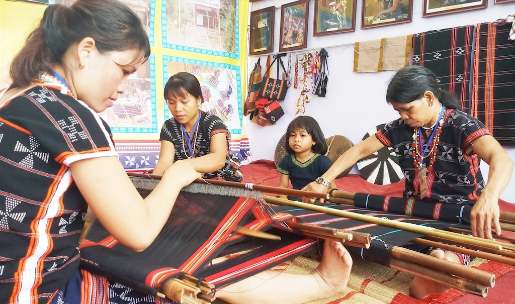 Kết hợp giữa nghề truyền thống với du lịch cộng đồng giúp cải thiện thu nhập cho đồng bào dân tộc thiểu số ở Sông Kôn.