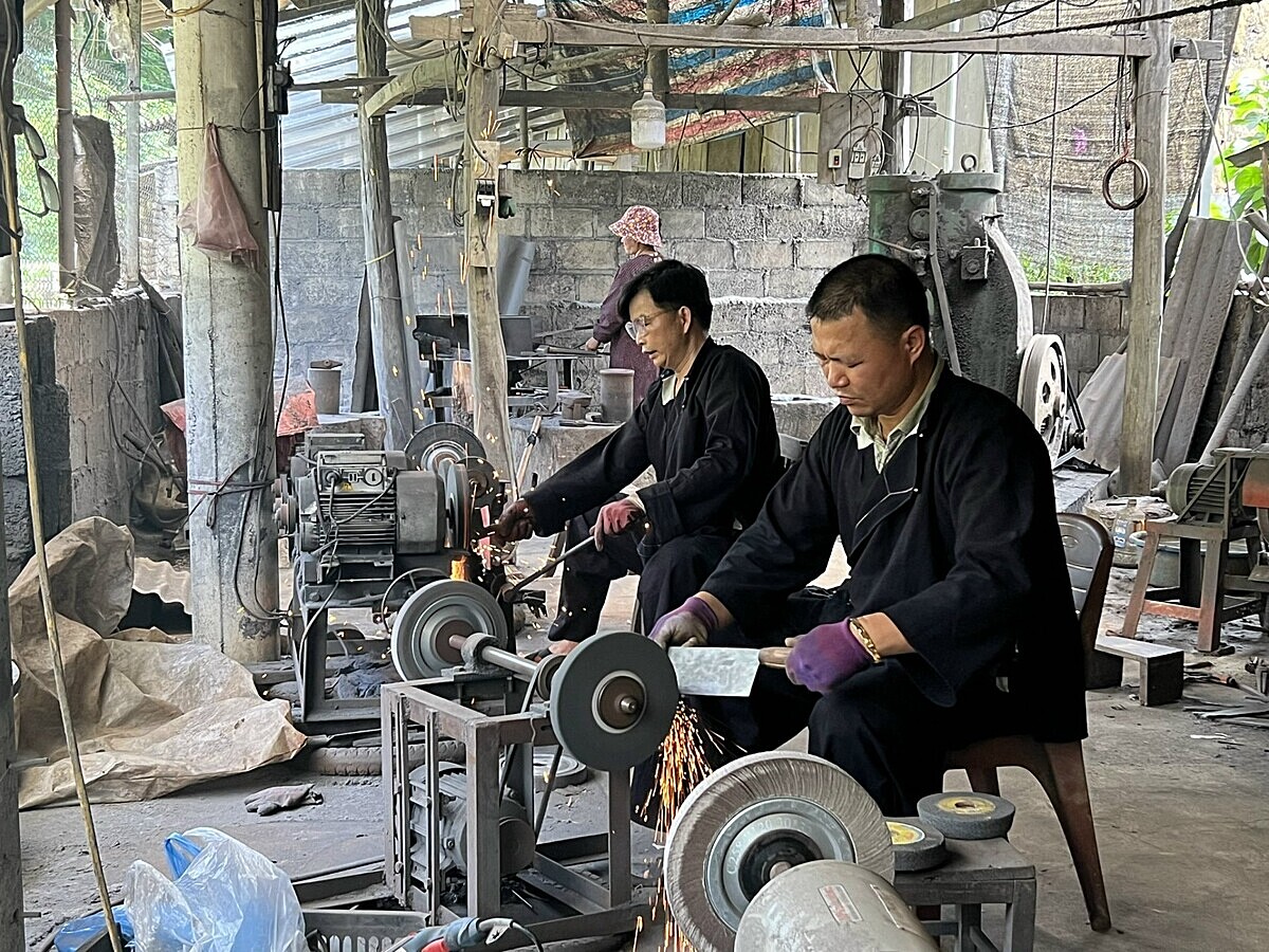 Nghề làm rèn ở Phúc Sen đã có sự tham gia của HTX.