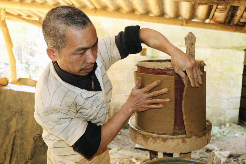 Làng nghề ngói đất nung đang mang lại nguồn thu nhập ổn định cho một số hộ gia đình.