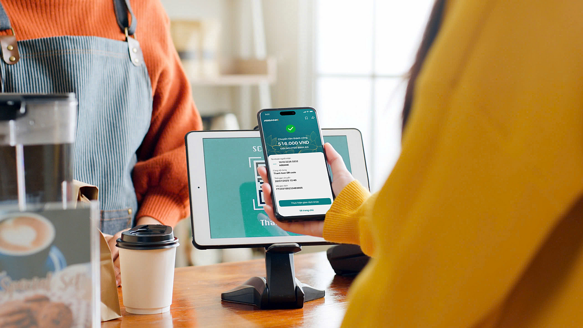 Trải nghiệm giao dịch chuyển tiền nhanh chóng trên ứng dụng ABBANK nhờ công nghệ hiện đại, giao diện được thiết kế đơn giản, trực quan.