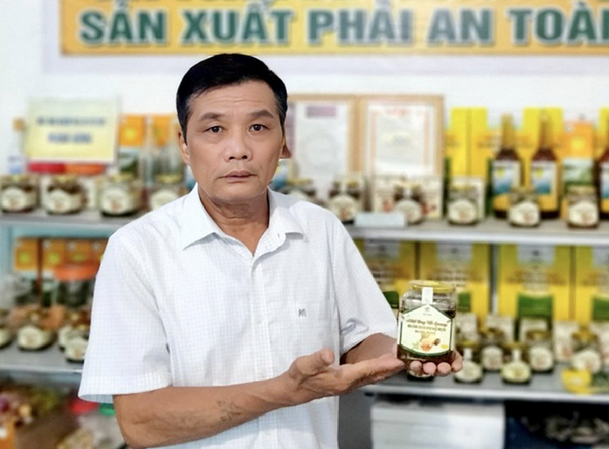 Sản phẩm mật ong ngâm hoa đu đủ đực của ông Đậu Khắc Mạnh, thành viên HTX nuôi ong Ân Phú đã được công nhận đạt chuẩn OCOP 3.
