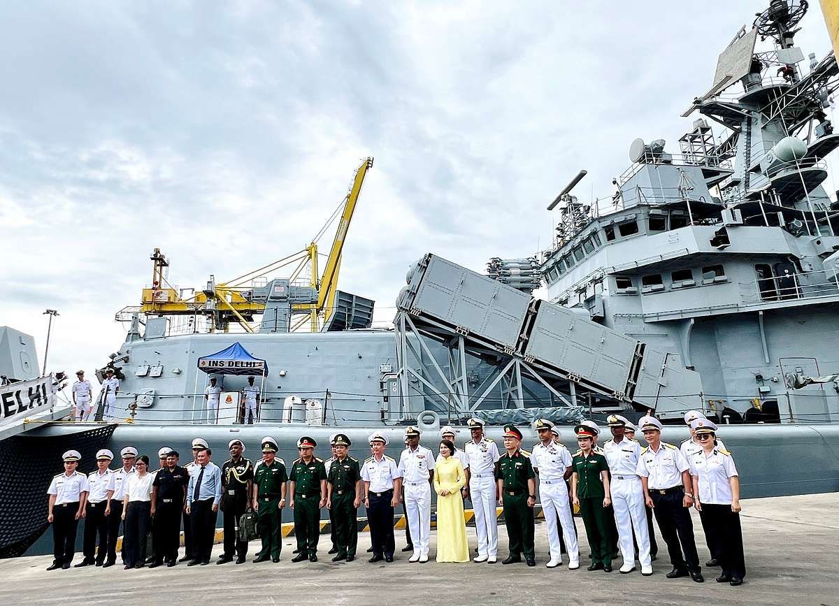 Đoàn tàu Hải quân Ấn Độ Ins Delhi do Chuẩn Đô đốc Susheel Menon, Chỉ huy Hạm đội miền Đông Hải quân Ấn Độ làm trưởng đoàn bắt đầu chuyến thăm hữu nghị thành phố Đà Nẵng trong ba ngày, từ 24 tháng 7 đến 27 tháng 7 năm 2025. &lpar;Ảnh Thanh Lịch&rpar;.