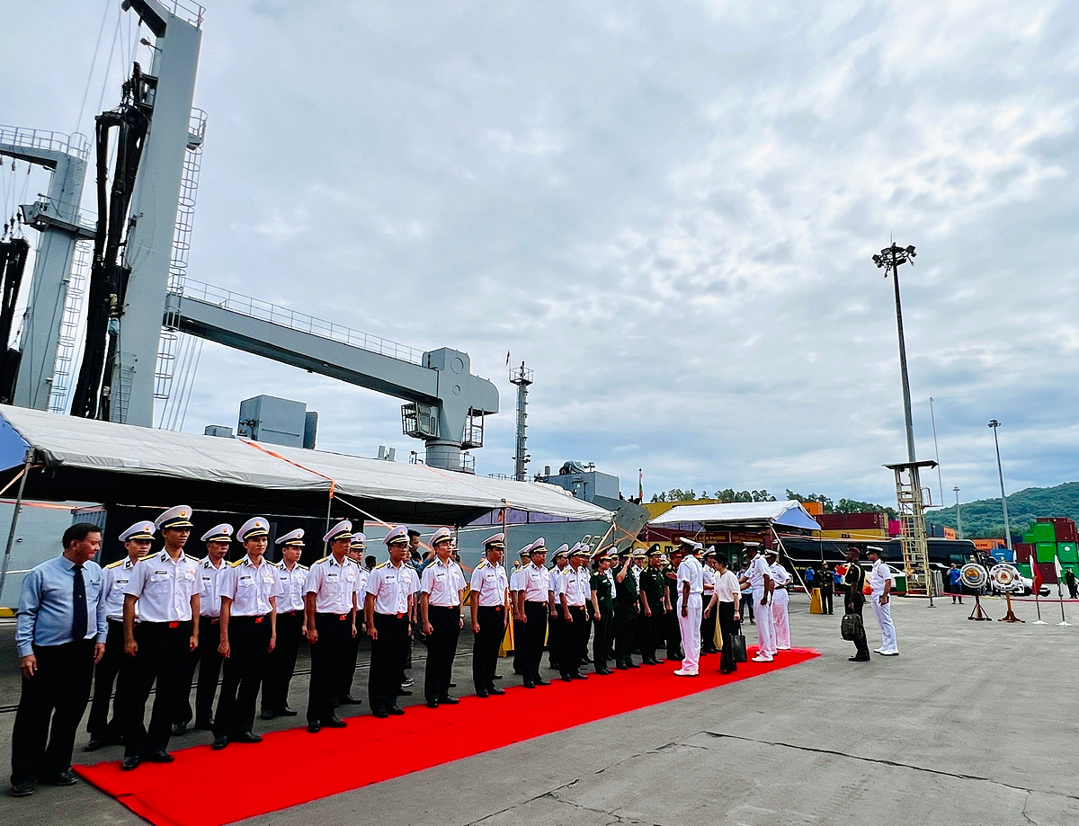 Chuyến thăm của đoàn tàu Hải quân Ấn Độ tại thành phố Đà Nẵng góp phần tăng cường mối quan hệ hữu nghị và tin cậy lẫn nhau, phù hợp với chủ trương thúc đẩy quan hệ hợp tác Việt Nam - Ấn Độ. &lpar;Ảnh Thanh Lịch&rpar;