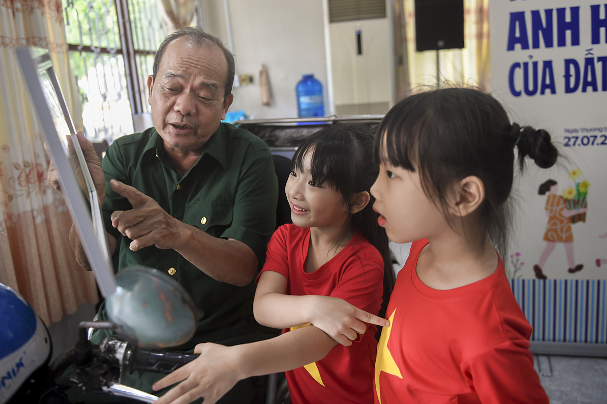 Những bức tranh do con em nhân viên Vinamilk vẽ trở thành cầu nối gắn kết quá khứ với tương lai &lpar;Ảnh: Thanh Bình&rpar;.