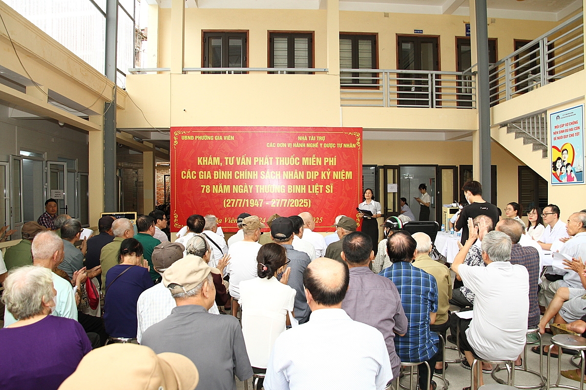 Hoạt động khám, tư vấn và phát thuốc miễn phí tại phường Gia Viên thu hút hơn 200 người tham gia.