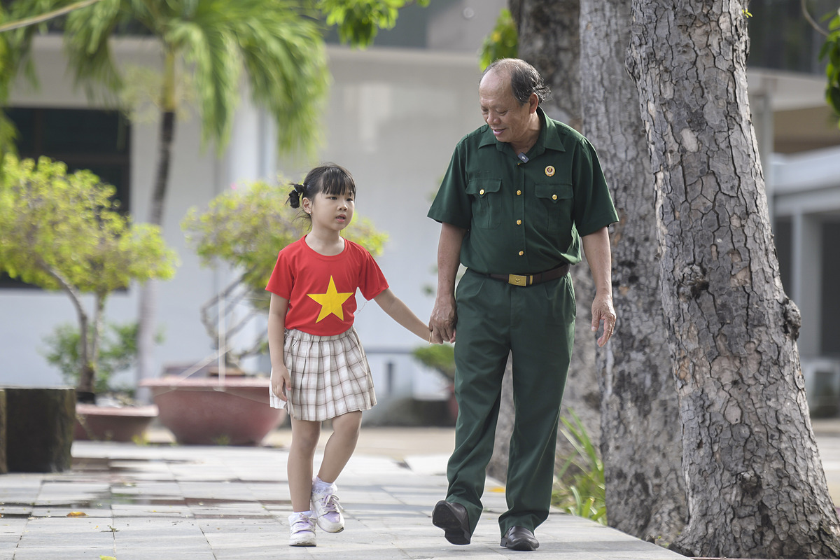 Thượng sĩ Nguyễn Chí Tường cùng con một nhân viên Vinamilk tại Trung tâm Điều dưỡng Thương binh và Người có công Long Đất &lpar;Ảnh: Thanh Bình&rpar;.