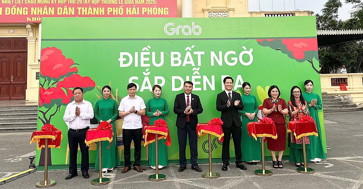 Đại diện các bên cắt băng khai mở hộp quà.