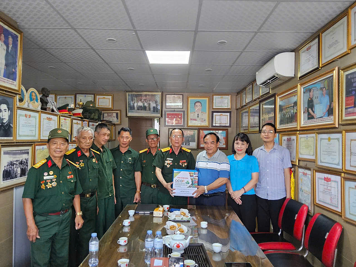 Chủ tịch Liên minh HTX TP Hải Phòng thăm và tặng quà tại HTX Thương binh.