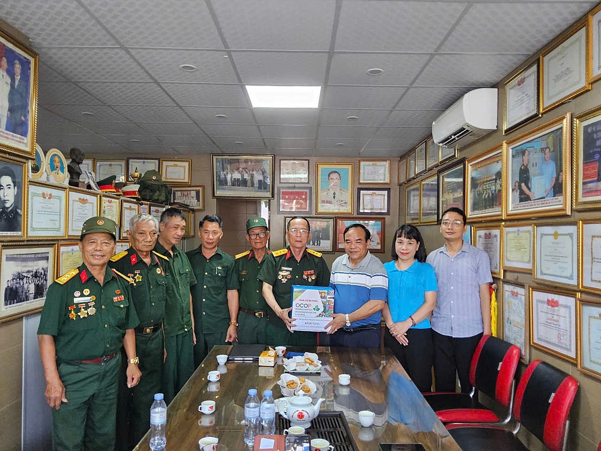 Chủ tịch Liên minh HTX TP Hải Phòng thăm và tặng quà tại HTX Thương binh.