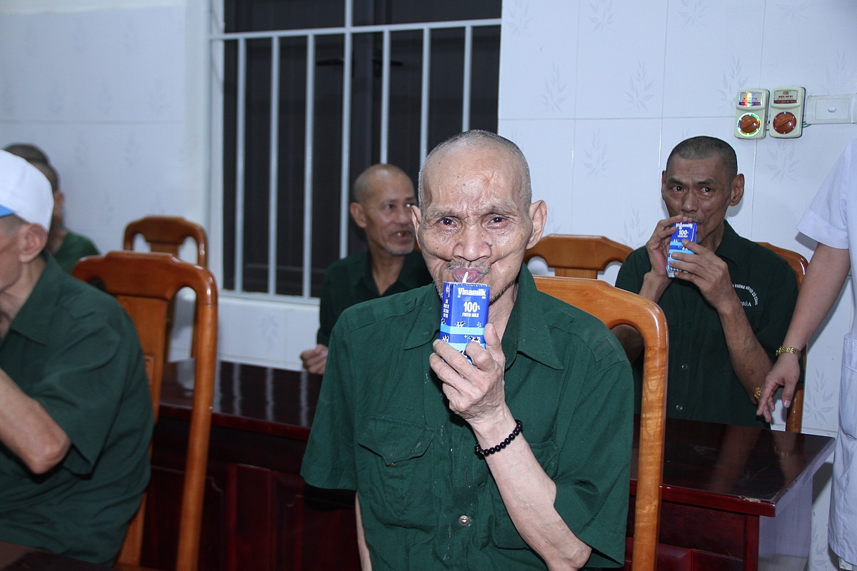 Góp phần chăm sóc sức khỏe thể chất cho những anh hùng của đất nước, Vinamilk dành tặng những món quà dinh dưỡng thiết thực như sữa tươi Vinamilk 100%, sữa hỗ trợ ăn ngủ ngon Sure Prevent Gold… &lpar;Ảnh: Thanh Bình&rpar;.