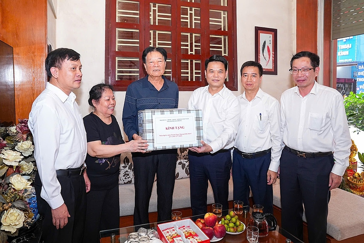 Chủ tịch UBND TP Hải Phòng Lê Ngọc Châu thăm và tặng quà cho gia đình ông Vũ Văn Bình tại phường Lê Chân.