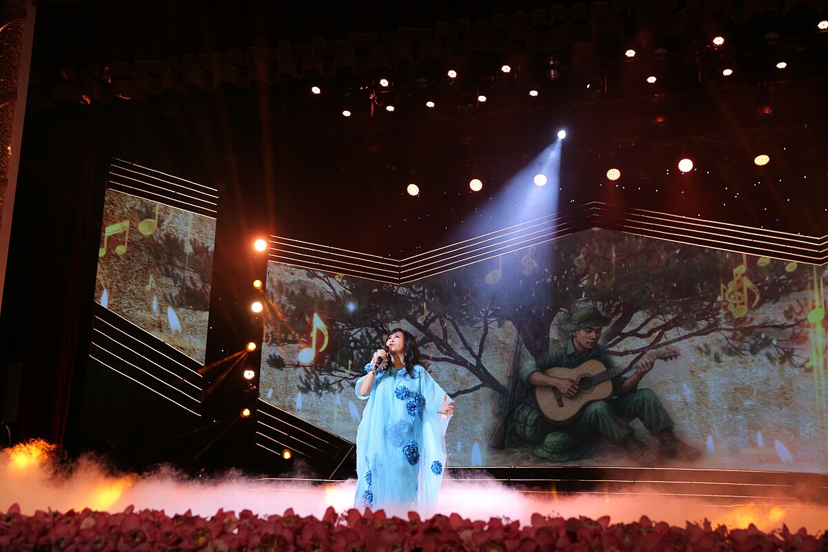 NSND Thanh Lam biểu diễn tại chương trình.
