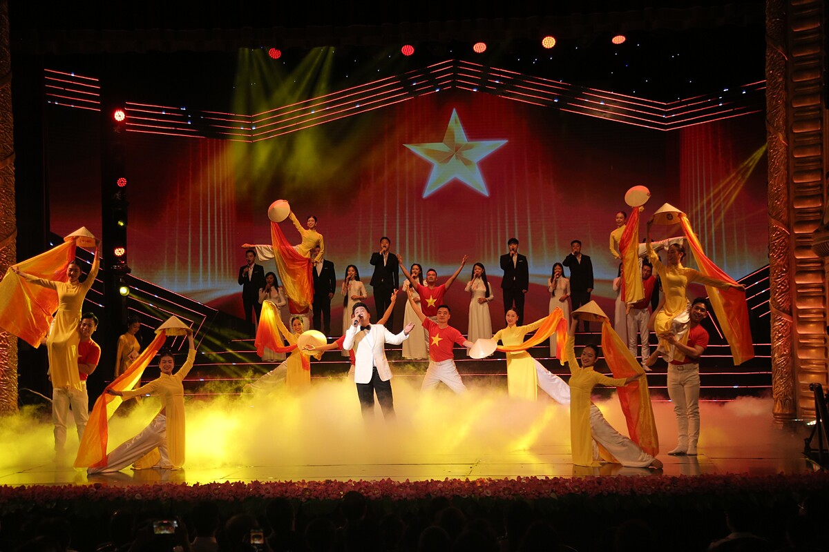 &lpar;NSND Quốc Hưng biểu diễn tại chương trình&rpar;.