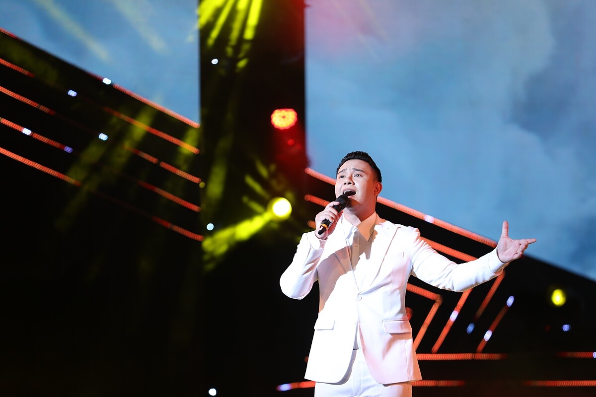 Ca sĩ Đông Hùng biểu diễn tại chương trình.