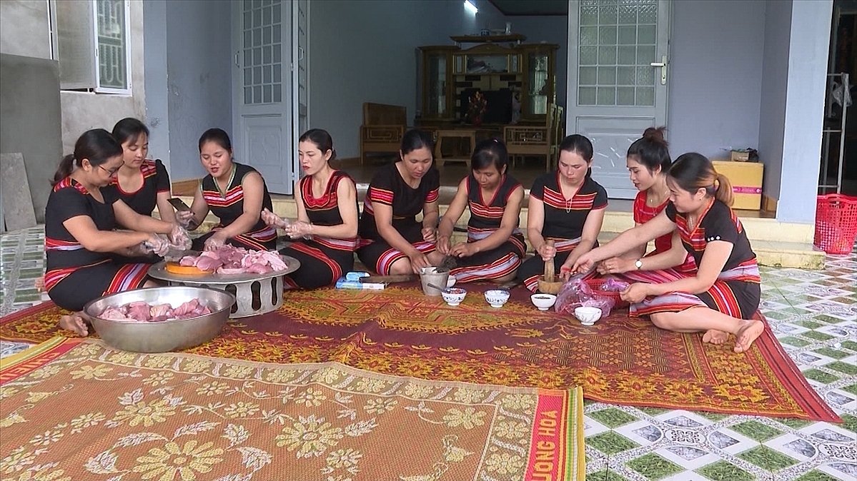 Phụ nữ trong HTX Dục Nông chuẩn bị ướp thịt lợn gác bếp &lpar;ảnh tư liệu&rpar;.