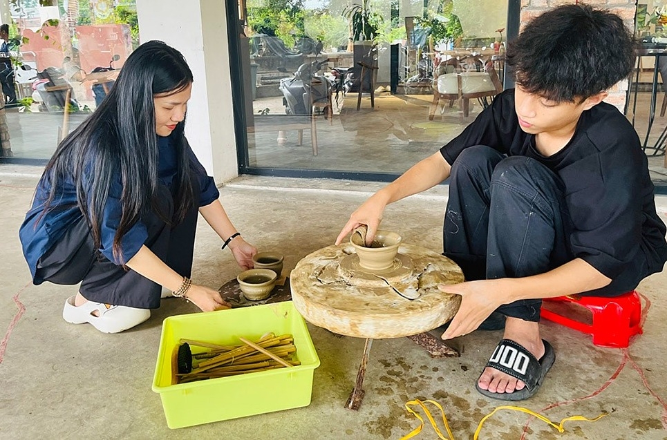 Các bạn trẻ được học nghề truyền thống tại Liên hiệp HTX.