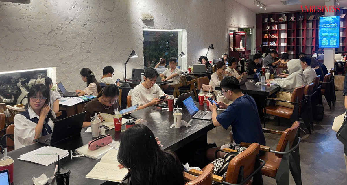 Nhiều người trẻ chọn môi trường làm việc tại quán cà phê.