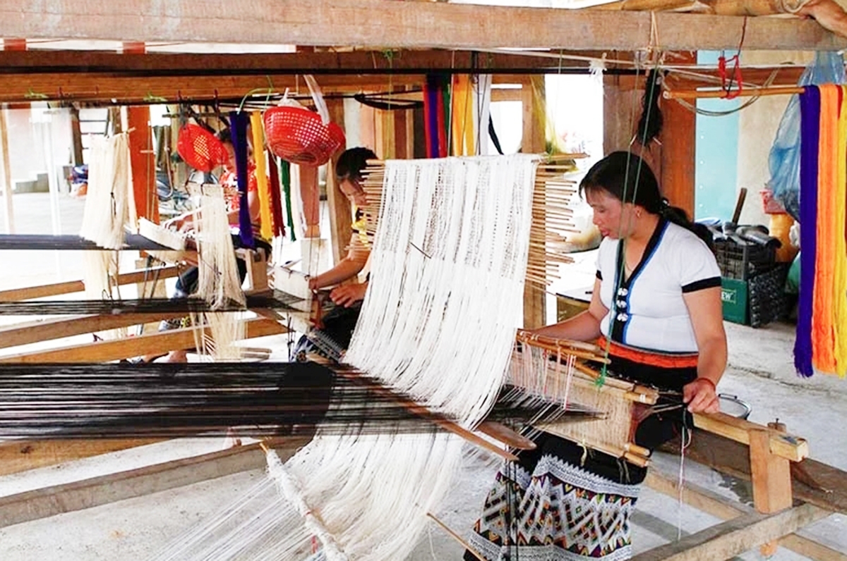 Các HTX góp phần giữ gìn bản sắc văn hóa, nâng cao thu nhập cho người dân.