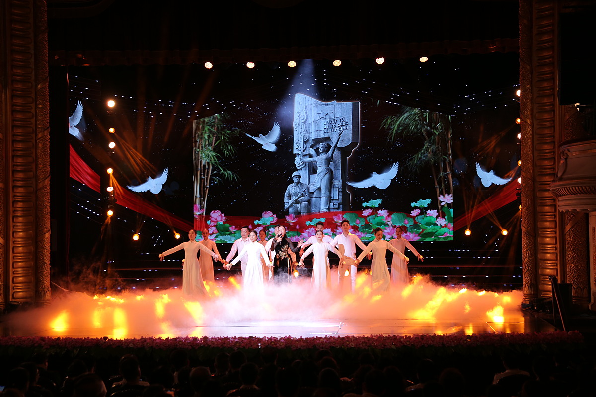 “Ký ức những huyền thoại” được dàn dựng công phu với những tiết mục nghệ thuật đặc sắc.