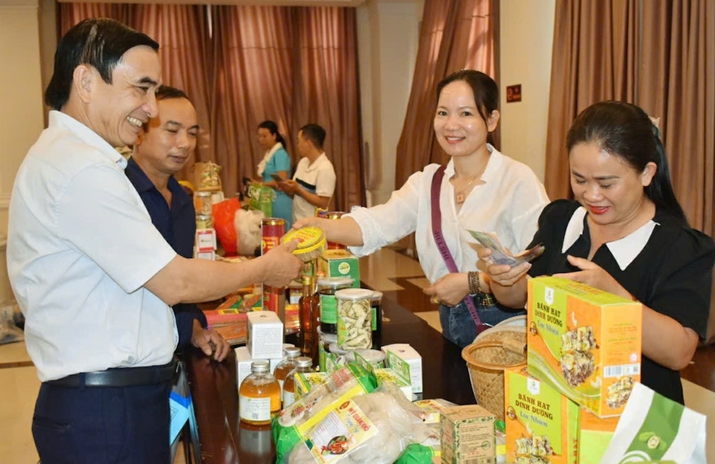 Các đặc sản của đồng bào dân tộc thiểu số ở Hướng Hiệp được người tiêu dùng biết đến từ mô hình thương mại hai chiều.