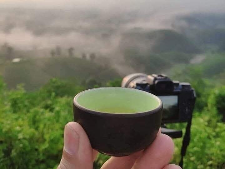 Đồi chè Long Cốc tại Phú Thọ được mệnh danh là “Vịnh Hạ Long của vùng trung du”, nổi tiếng với cảnh quan thiên nhiên tuyệt đẹp và những sản phẩm chè chất lượng cao. &lpar;Ảnh: HTX sản xuất chè an toàn xã Long Cốc&rpar;