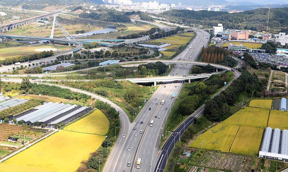 Hiện tại, đường cao tốc Gyeongbu vẫn được nhắc đến như biểu tượng cho tinh thần vượt khó, tự cường và niềm tự hào xứ kim chi &lpar;Ảnh: JoongAng Ilbo[2] &rpar;