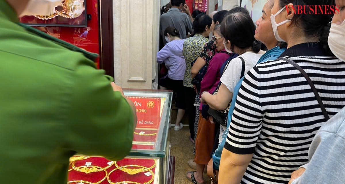 Nhiều khách chen chúc, nhờ người thân giữ chỗ.