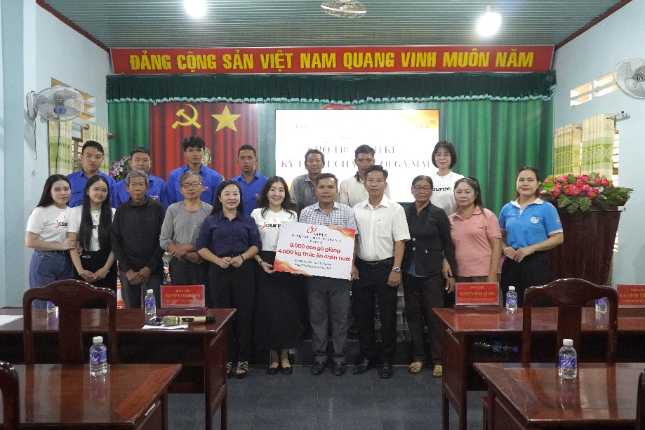 Japfa Việt Nam phối hợp với Ủy ban Mặt trận Tổ quốc Việt Nam xã Long Hà &lpar;tỉnh Đồng nai&rpar; trao tặng gà giống và cám cho nông dân trên địa bàn.