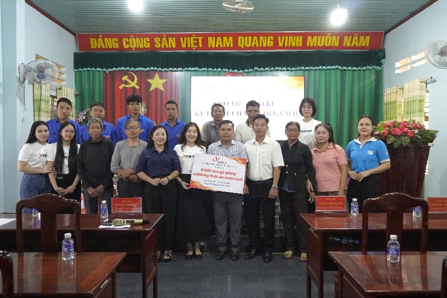 Japfa Việt Nam phối hợp với Ủy ban Mặt trận Tổ quốc Việt Nam xã Long Hà &lpar;tỉnh Đồng nai&rpar; trao tặng gà giống và cám cho nông dân trên địa bàn.