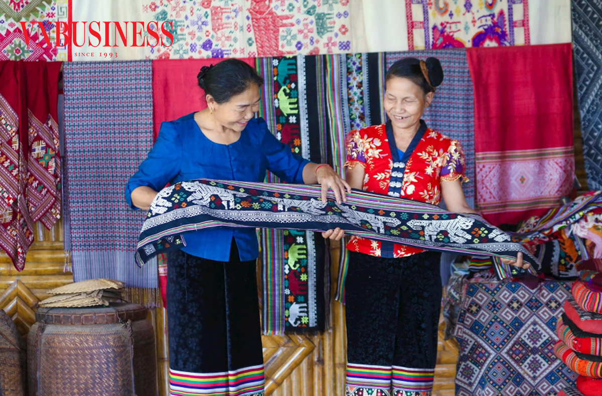 HTX Làng nghề Thổ cẩm Hoa Tiến đã có bước đi đột phá khi kết hợp sản xuất gắn với du lịch cộng đồng.