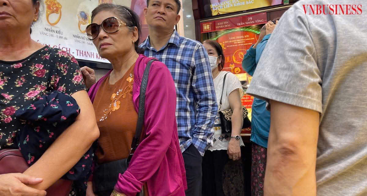 Thời gian chờ lâu khiến nhiều khách hàng mệt mỏi.