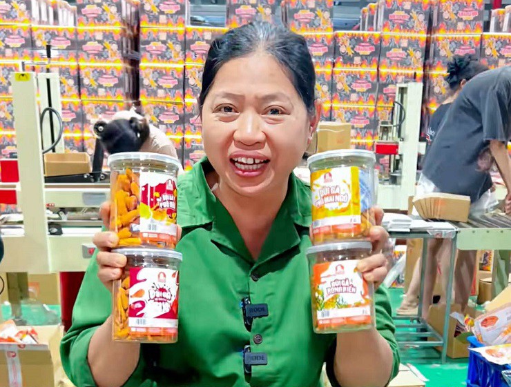 Bán đồ ăn vặt trên mạng, 'Ăn cùng bà Tuyết' thu về hơn 130 tỷ đồng trong 6 tháng đầu năm.