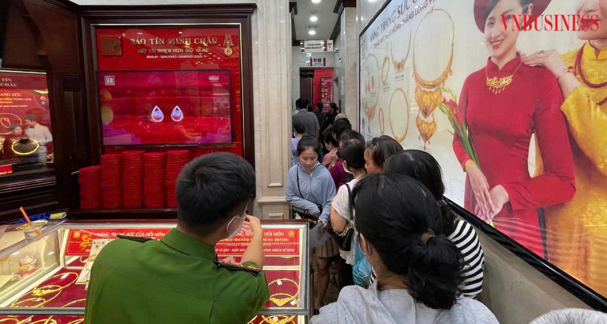Khách xếp kín trong tiệm vàng.